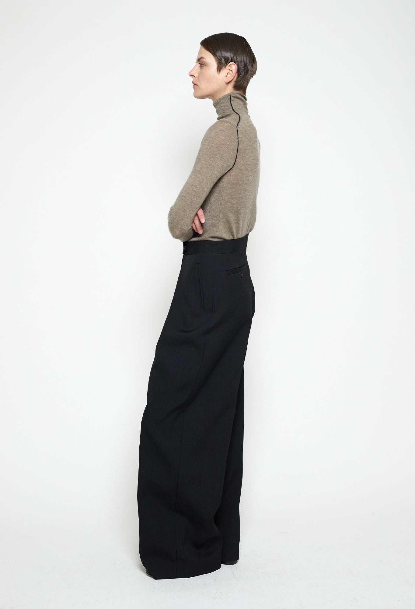 WARA - 16gg Cashmere Turtleneck Sweater in Taupe and Black