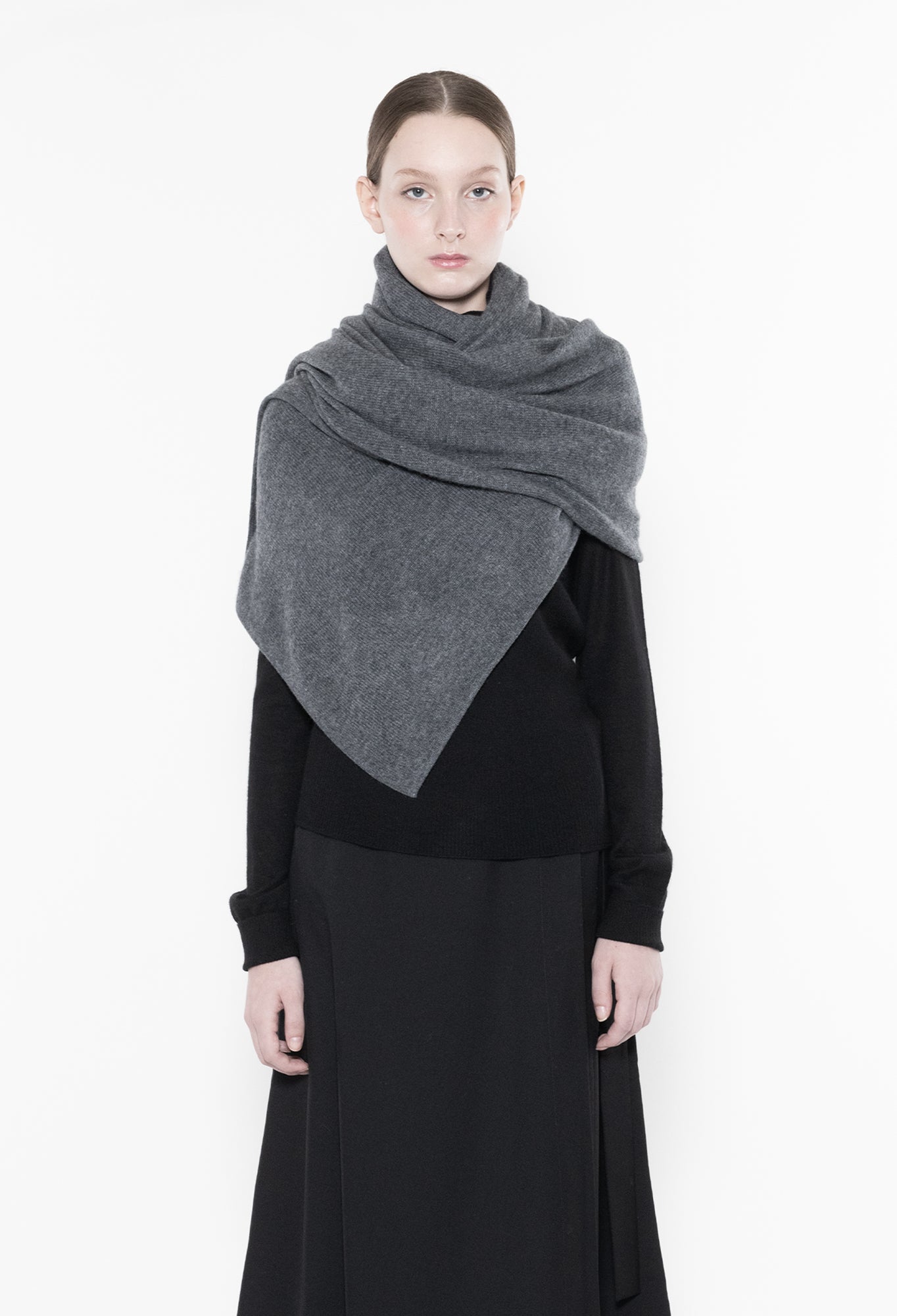CASHMERE TRAVEL BLANKET by OYUNA in Slate Grey Julia Jentzsch