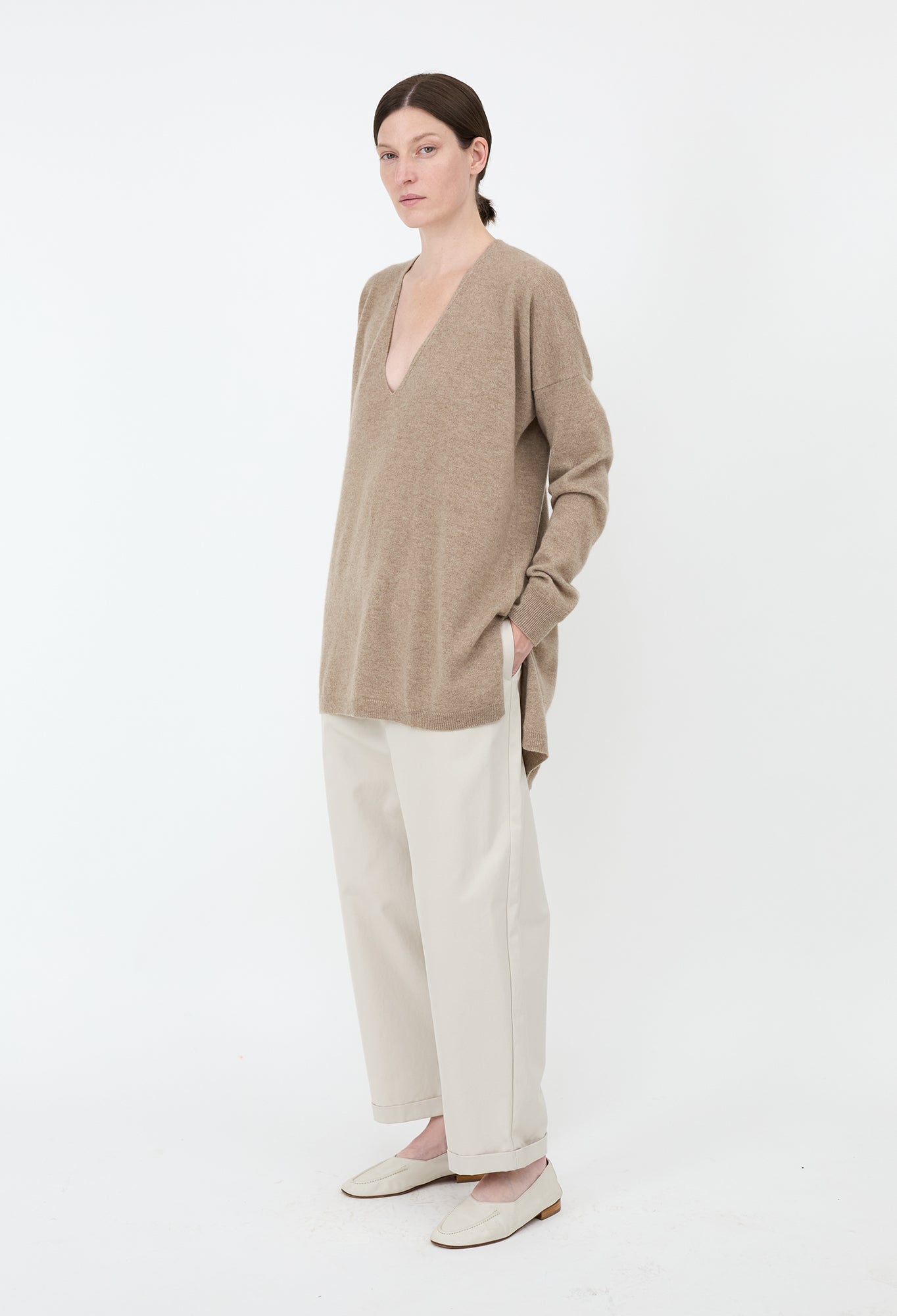 YARA - 12gg Cashmere V-Neck Sweater in Undyed Light Brown