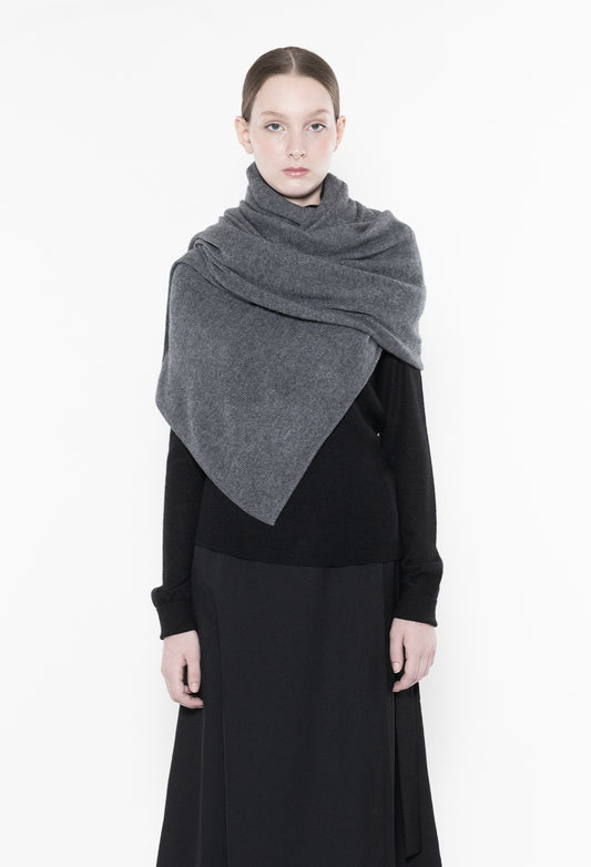 CASHMERE TRAVEL BLANKET by OYUNA in Black
